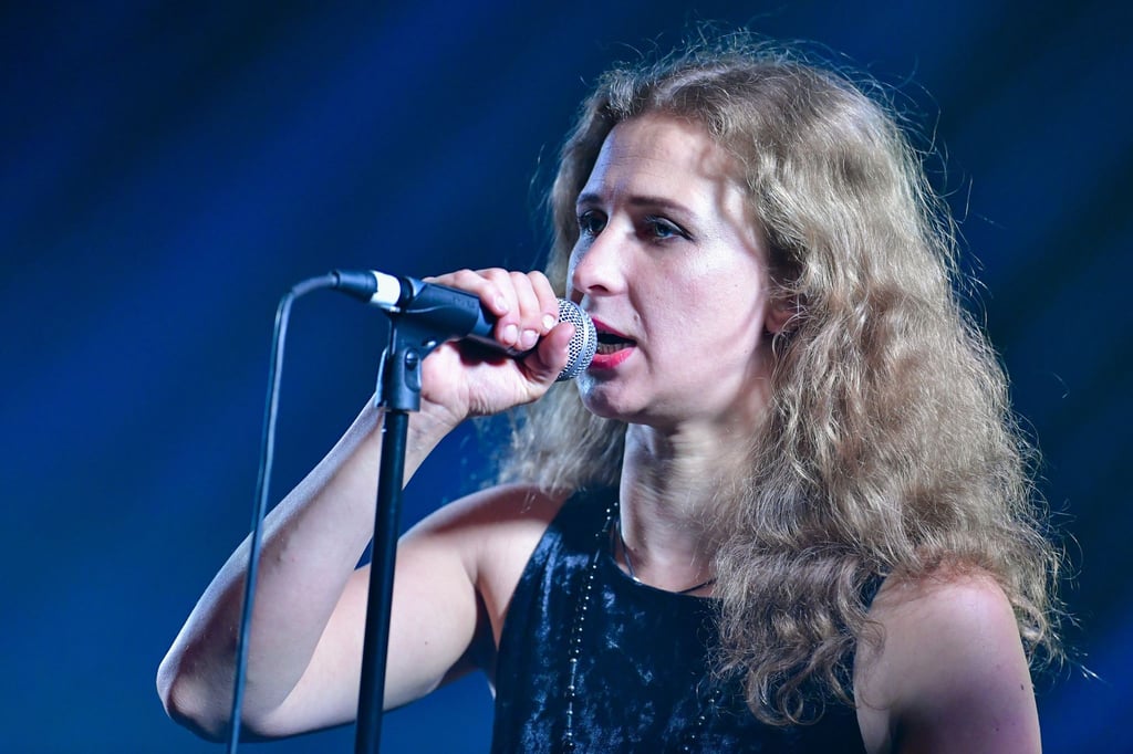 Maria Aljochina von der russischen Punkband „Pussy Riot“ bei einer Performance im Kulturzentrum DasHaus in Ludwigshafen.