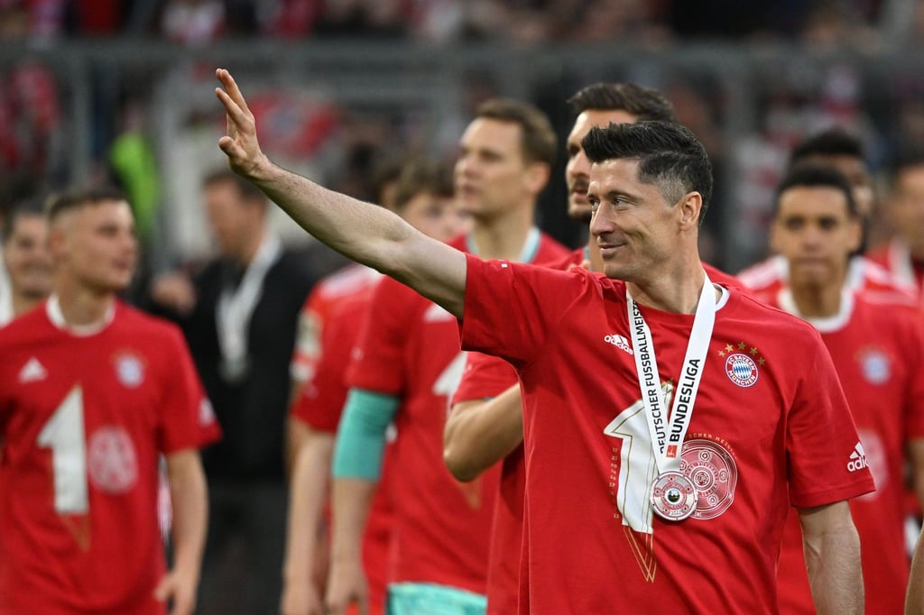 Bayerns Robert Lewandowski winkt den Fans nach der Partie zu.