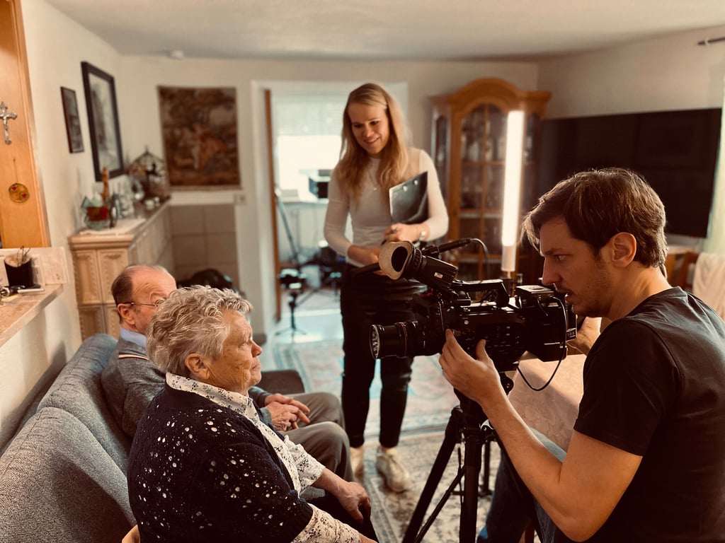 Vreni (links) ist nach einem Schlaganfall an Demenz erkrankt. Die Magdeburger Filmemacherin Roxana Hennig und ihr Team durften sie begleiten und bei dem Dreh auch in den Wohnräumen filmen.