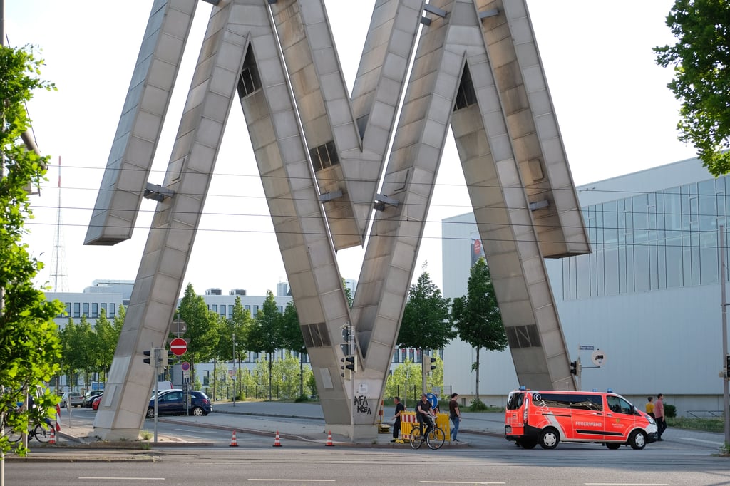 Der Eingang zum alten Messegelände wird durch Feuerwehrkräfte abgesperrt. Bei Bauarbeiten auf diesem Areal wurde eine Bombe aus dem Zweiten Weltkrieg gefunden. Vor der Entschärfung werden Menschen aus einem 800 Meter großen Sperrkreis evakuiert.