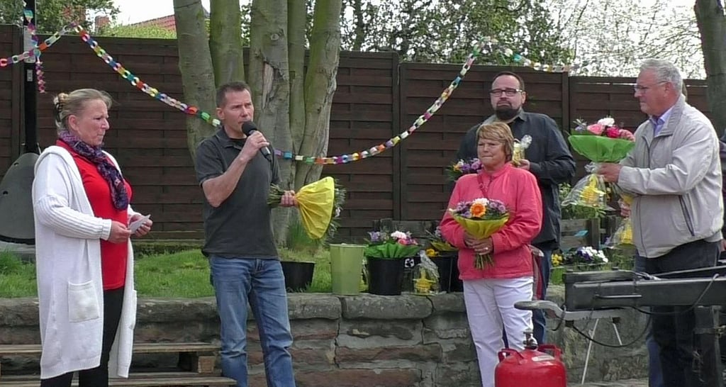 Gratulationen zum zehnjährigen Bestehen des DRK-Jugendclubs in Eilsleben, links Leiterin Simone Brandes.