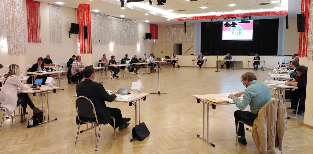 Der Stadtrat Aken im Saal des Schützenhauses.
