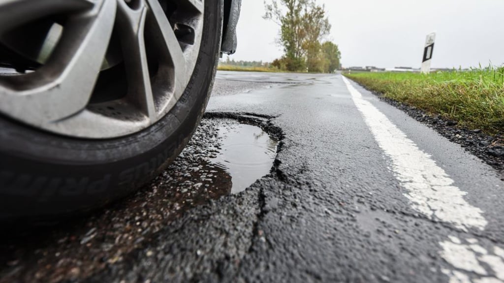Die sanierungsbedürftige Straße zwischen Langeneichstädt und Schafstädt