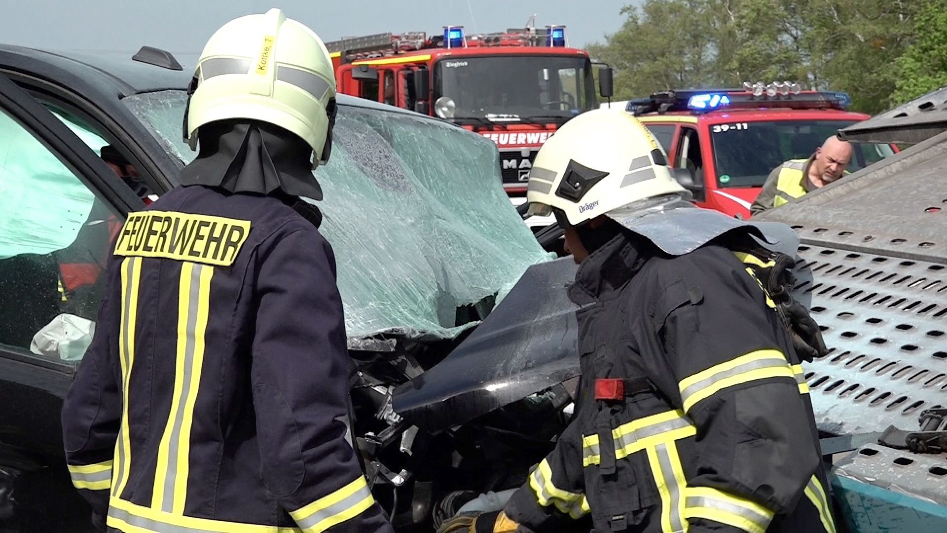 Schwerer Unfall A2 Bei Burg: Transporter Kracht In Stauende - A2 Gesperrt