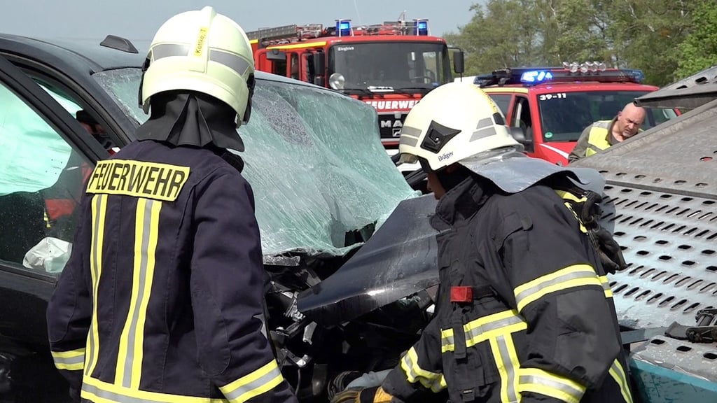 Die Feuerwehr aus Möser ist vor Ort auf der A2.