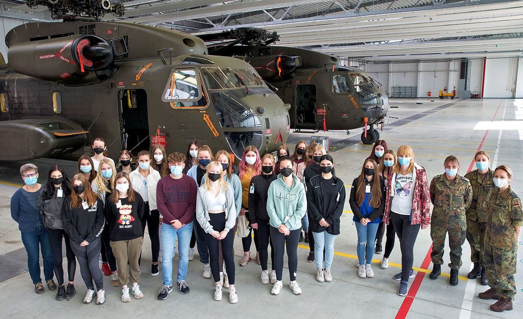 Schüler erhielten am Fliegerhorst Holzdorf ein umfassendes Bild über das Wirken der Luftwaffe.