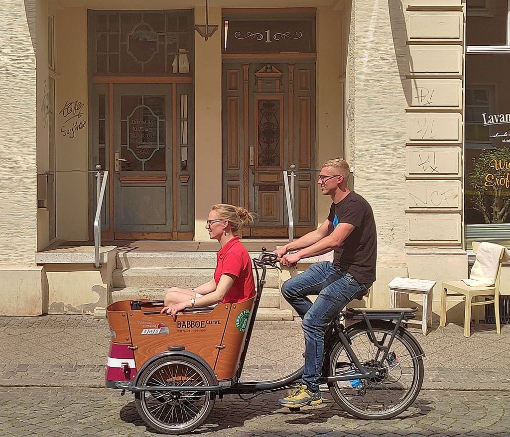 Amelie Börries vom ADFC und Christopher Harwardt von Fridays for Future fuhren im Lastenfahrrad „Stella“ vom Marktplatz kommend durch den Birkenhagen.