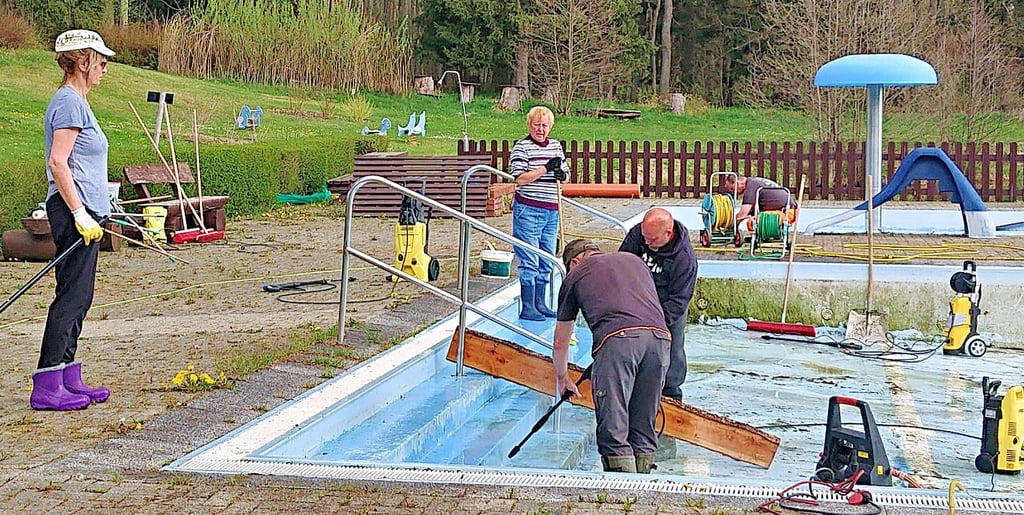 Im Waldbad Elend wurde unter anderem das Schwimmbecken gesäubert.
