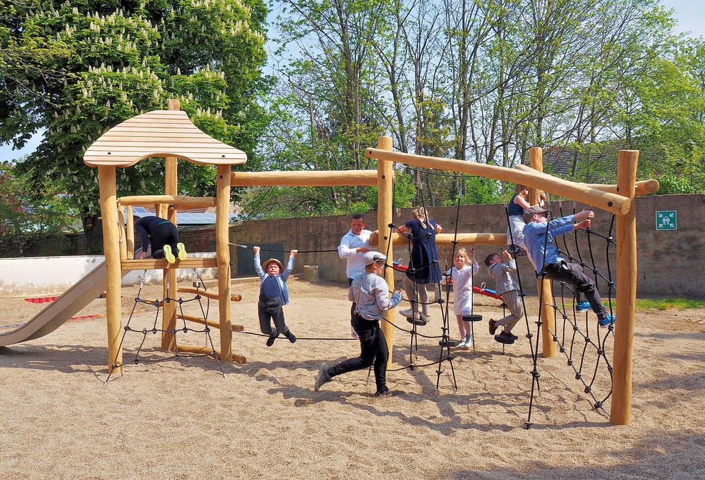 Ein neues Spielgerät hat die Grundschule in Plötzkau dank der Unterstützung der Sparkasse, dem Landwirt Cord Rose-Borsum und Bürgermeister Peter Rosenhagen erhalten.