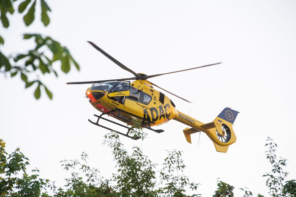 Jeweils ein Rettungshubschrauber bringt die Schwerverletzten in eine Spezialklinik.