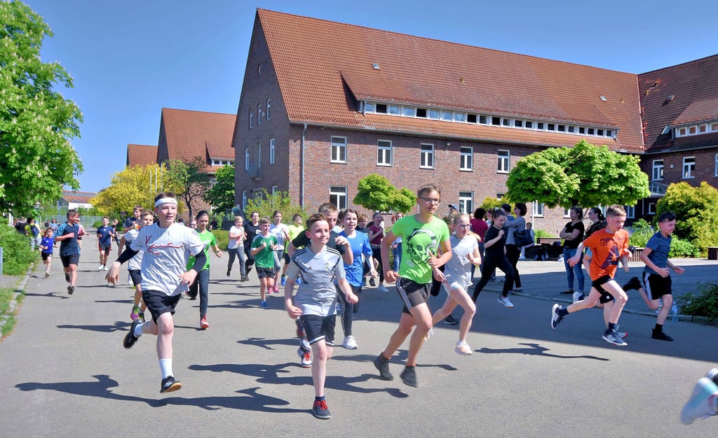 Beim Sponsorenlauf ist jede Runde bares Geld wert. Im Gymnasium waren jetzt mehr als 150 Schüler in Laufschuhen unterwegs.