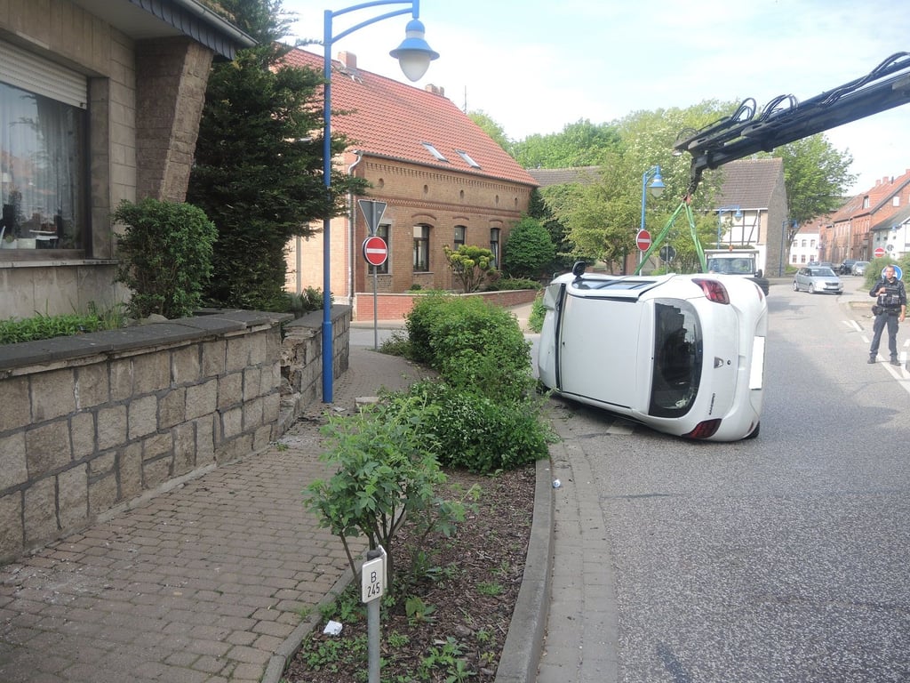 Das Auto blieb in Eilsleben in der Mauer stecken.