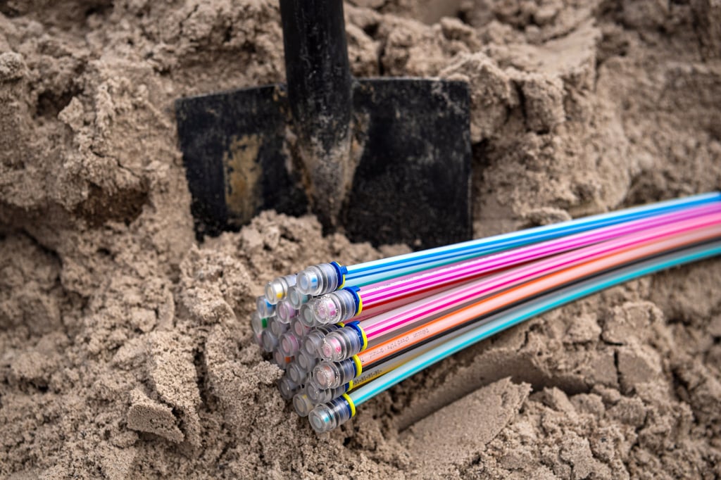 Glasfaserkabel vor der Verlegung: Im Salzlandkreis geht es mit schnellem Internet nur langsam voran.