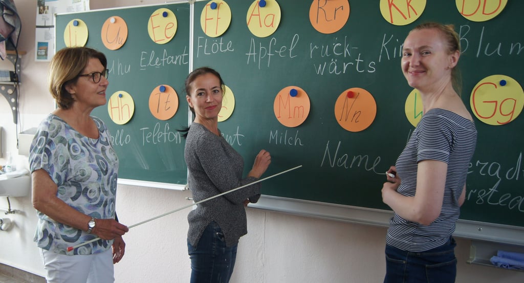 Eva Zierau (v.l.) ist Pensionärin, findet aber wieder große Freude dabei, Ukrainerinnen wie Tetjana Babaieva und Victoria Tkachenko Deutsch beizubringen.