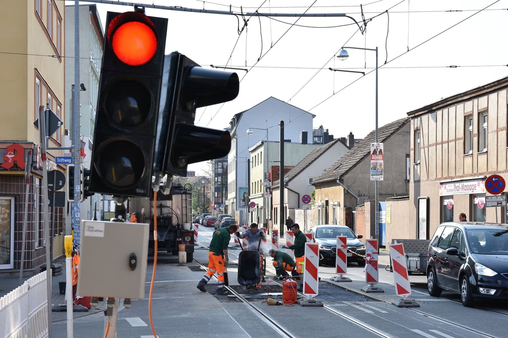 Bauarbeiten in der Genthiner Straße in Magdeburg-Cracau.