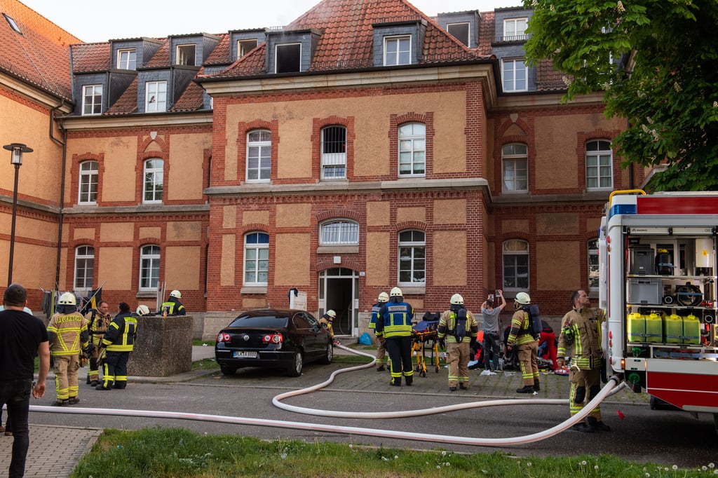 29 Personen befanden sich im Haus, das evakuiert wurde. Neben der Feuerwehr Naumburg waren auch Einsatzkräfte aus Bad Kösen, Großjena und Flemmingen vor Ort.