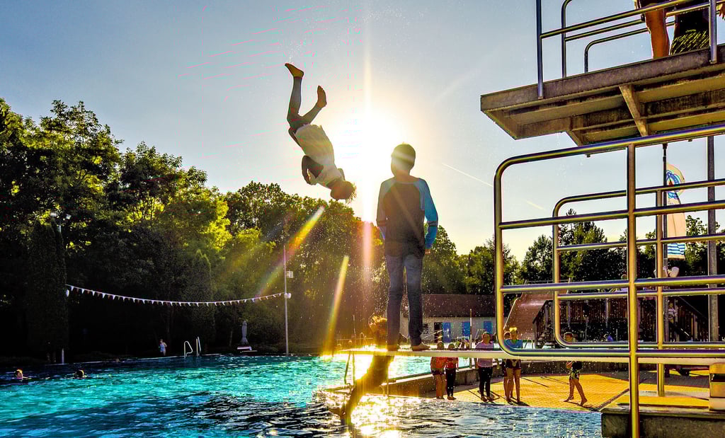Dieses Foto aus dem Stadtbad Querfurt von 2021 weckt die Vorfreude auf die neue Badesaison, zumal die Temperaturen steigen und steigen.