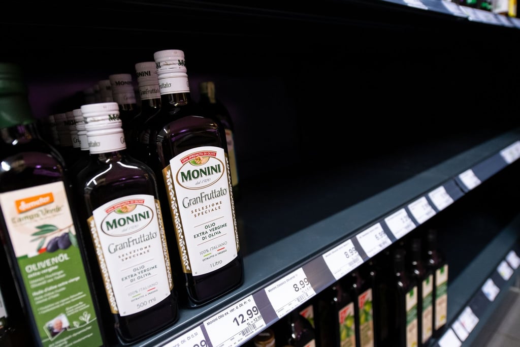 Nur noch wenige Flaschen Öl stehen in einem Regal in einem Supermarkt. Die Nachfrage nach Speiseöl und Mehl stieg seit dem Beginn des Krieges gegen die Ukraine stark an.