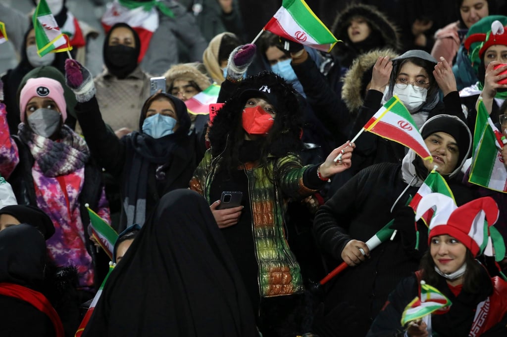 Blieben trotz gültiger Tickets beim Länderspiel Iran gegen Libanon ausgesperrt: Weibliche iranische Fußballfans.
