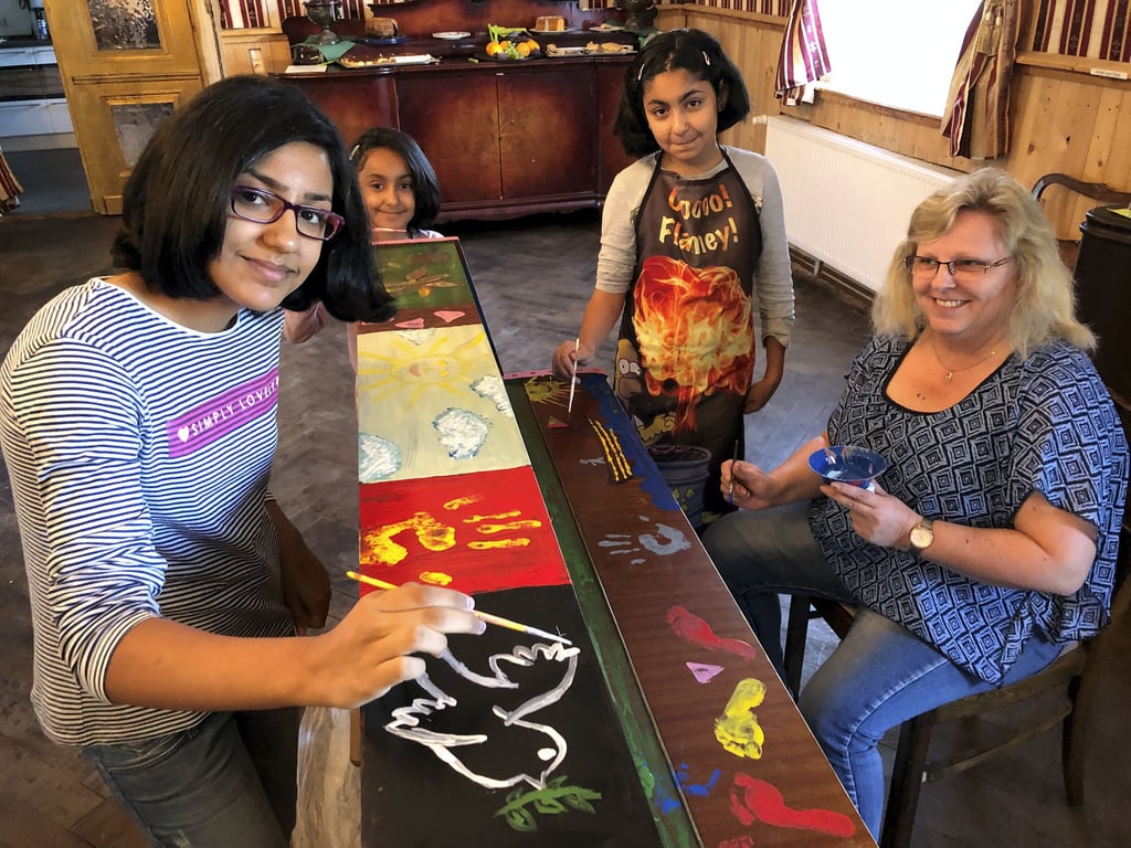 Ein Bild von einer besonderen Malaktion im Rittergut Blösien während der Interkulturellen Woche 2019