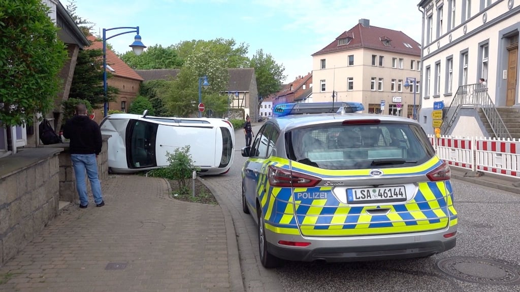 Das Auto blieb in Eilsleben in der Mauer stecken.