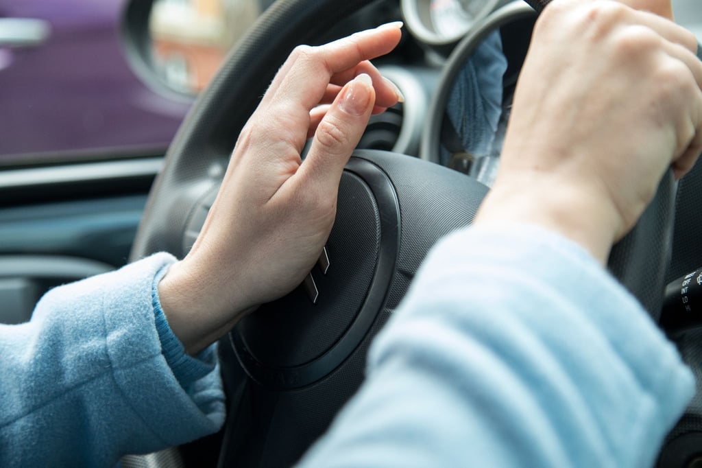 Wann Autofahrer auf die Hupe drücken dürfen