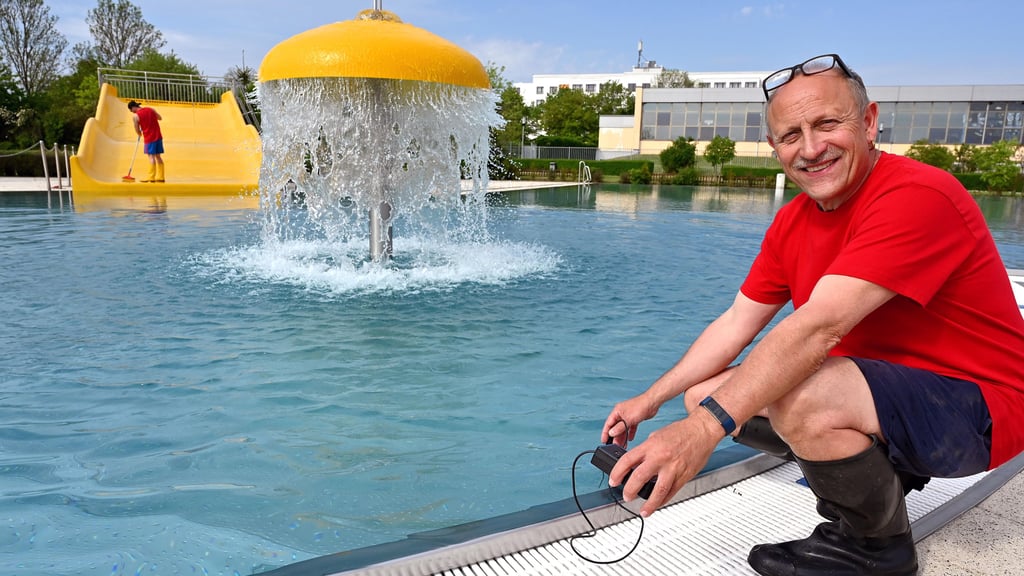 Frank Straub und Lukas Schulle (Hintergrund) bereiten im Erich-Rademacher-Bad in Magdeburg-Neu-Olvenstedt alles vor, damit am Sonnabend die ersten Badegäste begrüßt werden können. Das Wasser hat derzeit eine Temperatur von 19,8 Grad Celsius.