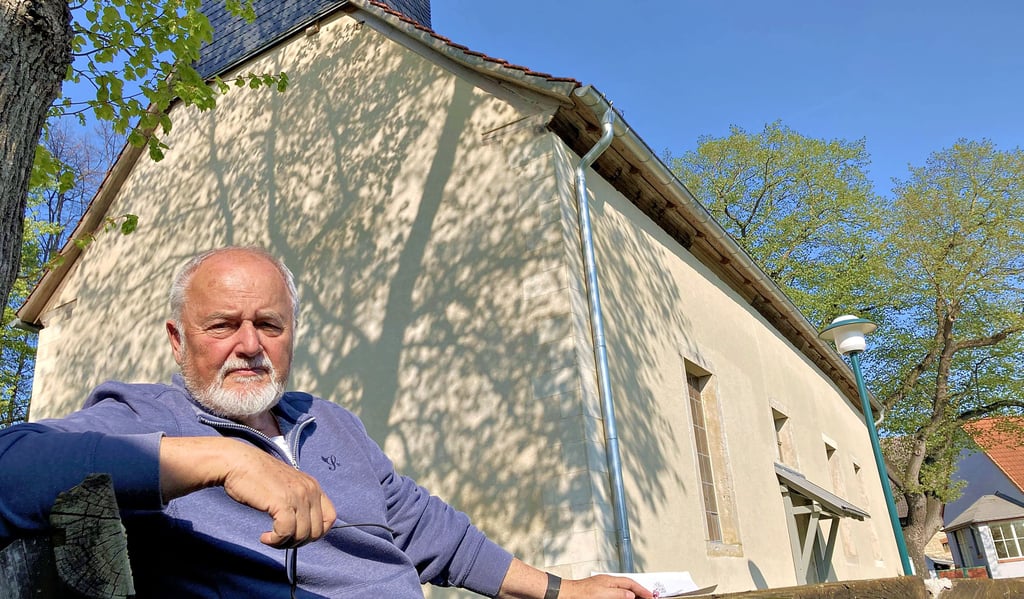 Der ehemalige Kunstlehrer Jürgen Werner hat die Glocke für die Hakelkirche gestaltet.