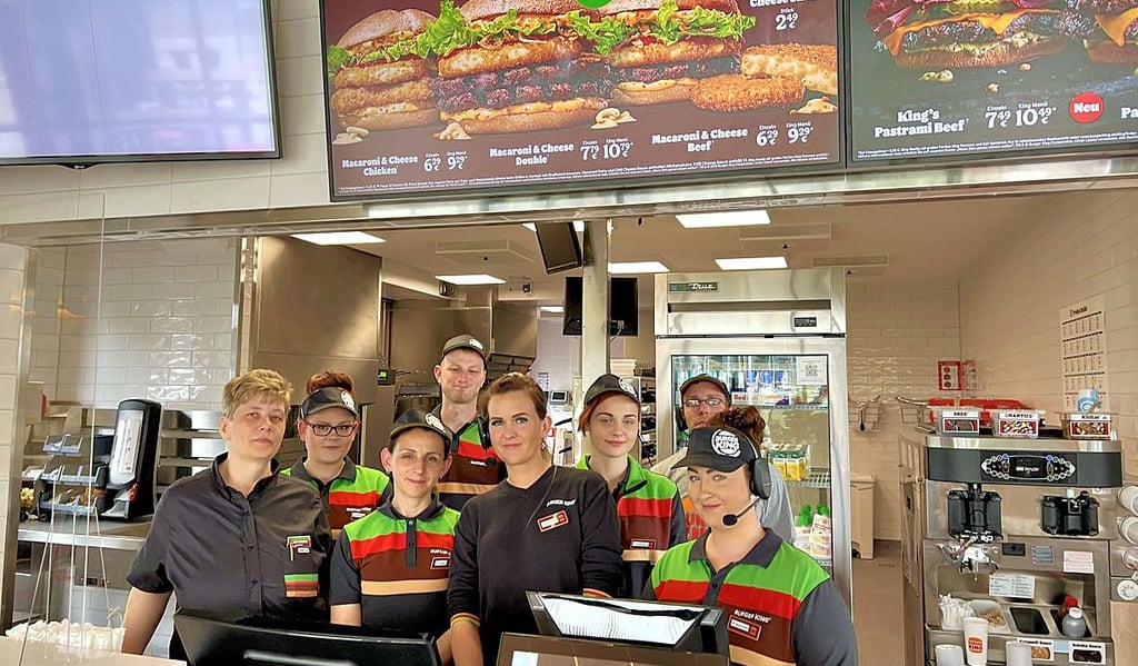 Das neue Burger-King-Team in Stendal (v.l.): Doreen Dettmann, Christin Huebener, Mimosa Sadiku, Chris Kalbitz, Leiterin Victoria Hueppe, Angelique Tiedemann, Max Reimann und Amy Klarowitz.