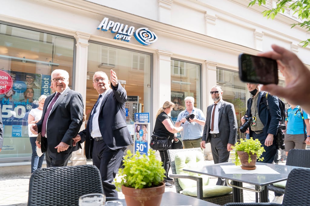 Steinmeier und Oberbürgermeister Frank Ruch beim Rundgang durch die Stadt.