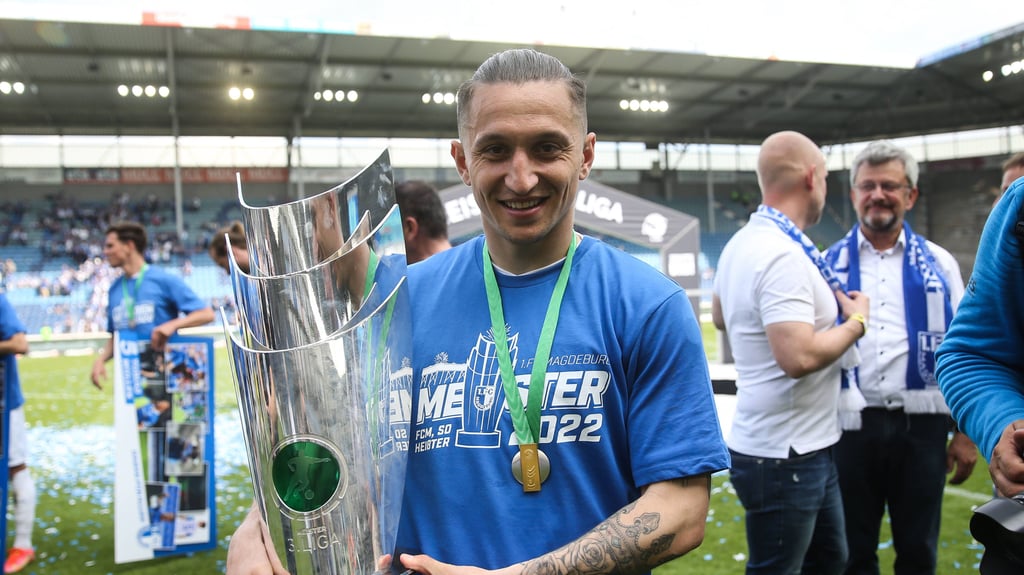 Den Meisterpokal der 3. Liga hat Baris Atik mit dem FCM schon geholt - jetzt soll auch noch die Torjägerkanone folgen.