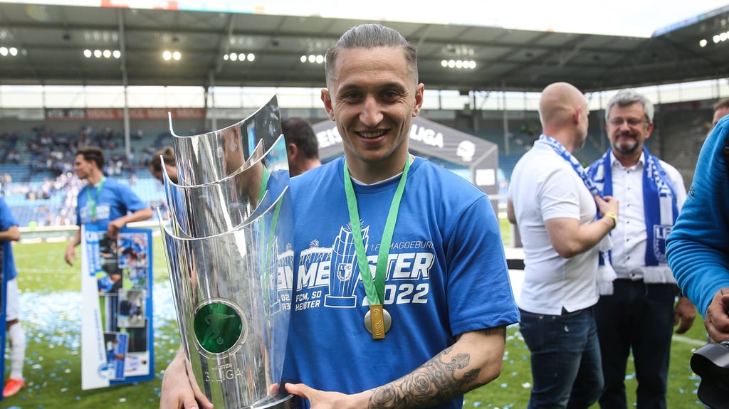Den Meisterpokal der 3. Liga hat Baris Atik mit dem FCM schon geholt - jetzt soll auch noch die Torjägerkanone folgen.