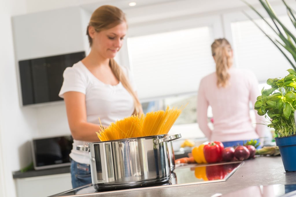 Nudelwasser sollte man nach dem Kochen nicht achtlos wegschütten: Die enthaltene Stärke macht es zu einem wertvollen Koch- und Haushaltshelfer.