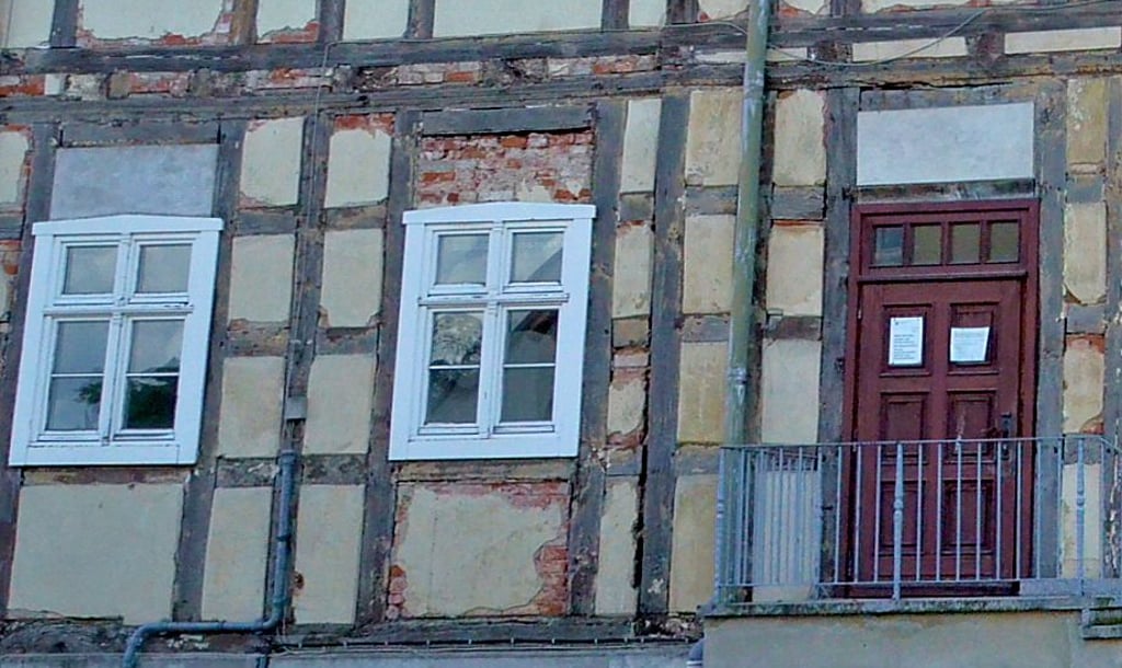 Das Rathaus ist seit 2019 gesperrt. Über dem rechten Fenster eine Bausünde: Das Mauerwerk lastet auf diesem.