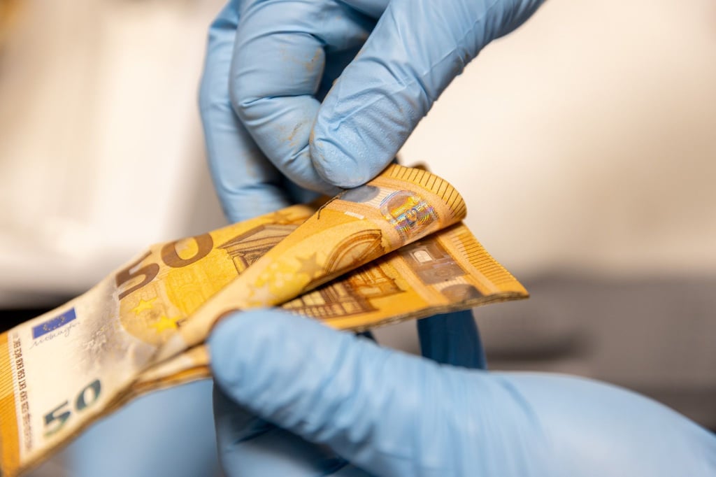Experten der Bundesbank untersuchen beschädigte Scheine genau, bevor das Geld umgetauscht wird.