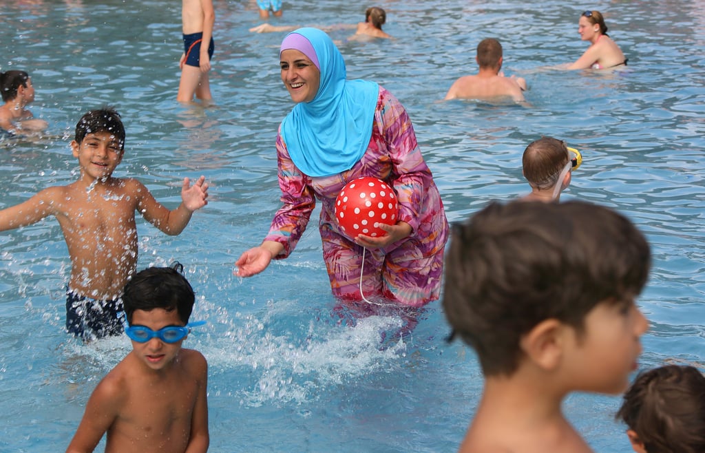 Die muslimische Badebekleidung Burkini ist in Frankreich verboten. Das will der Bürgermeister der halleschen Partnerstadt Grenoble ändern und auch "oben ohne"-Baden erlauben.