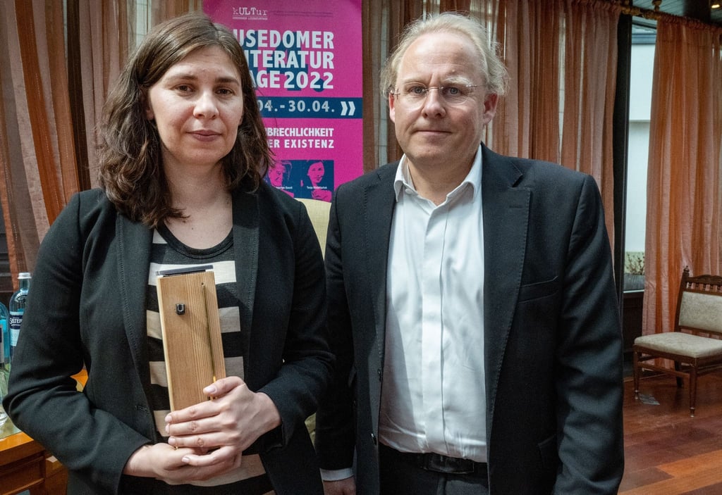 Tanja Maljartschuk, ukrainische Schriftstellerin, und Thomas Hummel, Intendant des Usedomer Literaturtage, stehen bei der Verleihung des Usedomer Literaturpreis im Hotel Ahlbecker Hof zusammen.