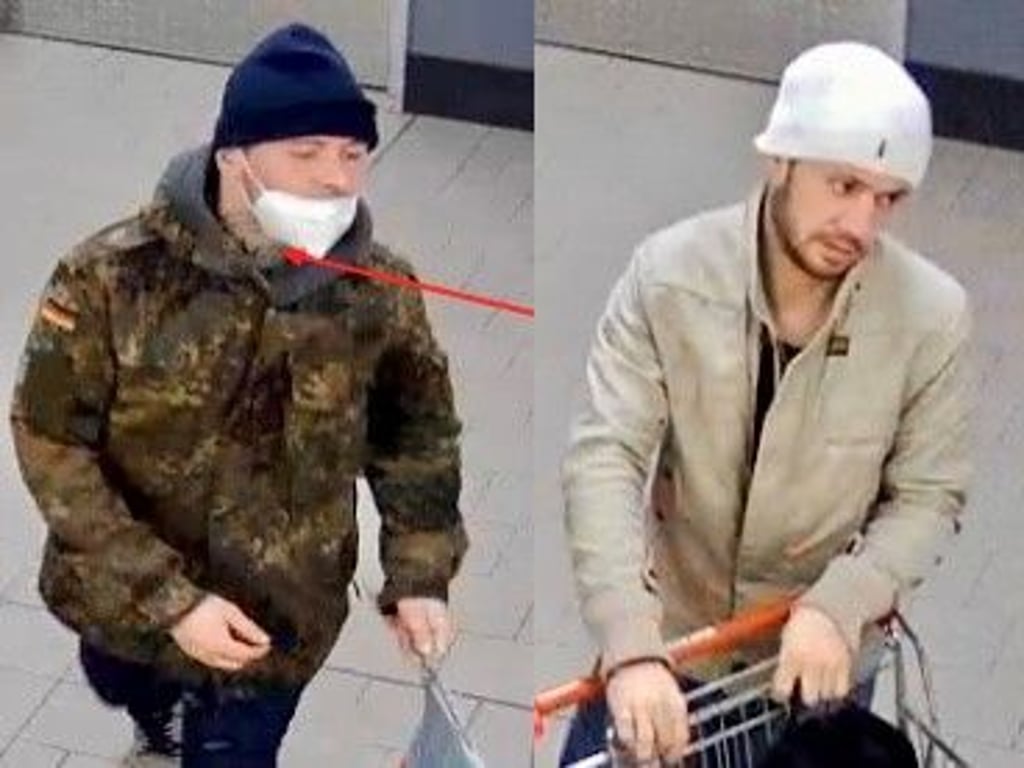 Diese Aufnahmen der Ladendiebe stammen von den Überwachungskameras aus dem Discounter. Wer kennt die beiden jungen Männer?