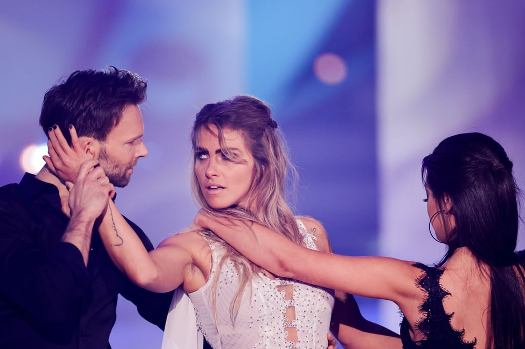 Moderatorin Sarah Mangione (M) mit ihren Profitänzer-Partnern Vadim Garbuzov und Malika Dzumaev in der RTL-Show „Let's Dance“.