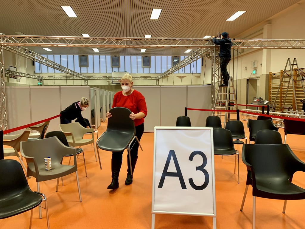 In der Heinrich-Pera-Straße wird das Möbilar und das technische Equipment wieder abgebaut. Die Schulturnhalle steht dann wieder für den Sport zur Verfügung.