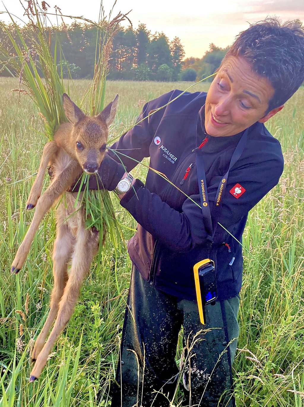 Wiesensheriff Beatrix Brunn mit einem der geretteten Kitze.