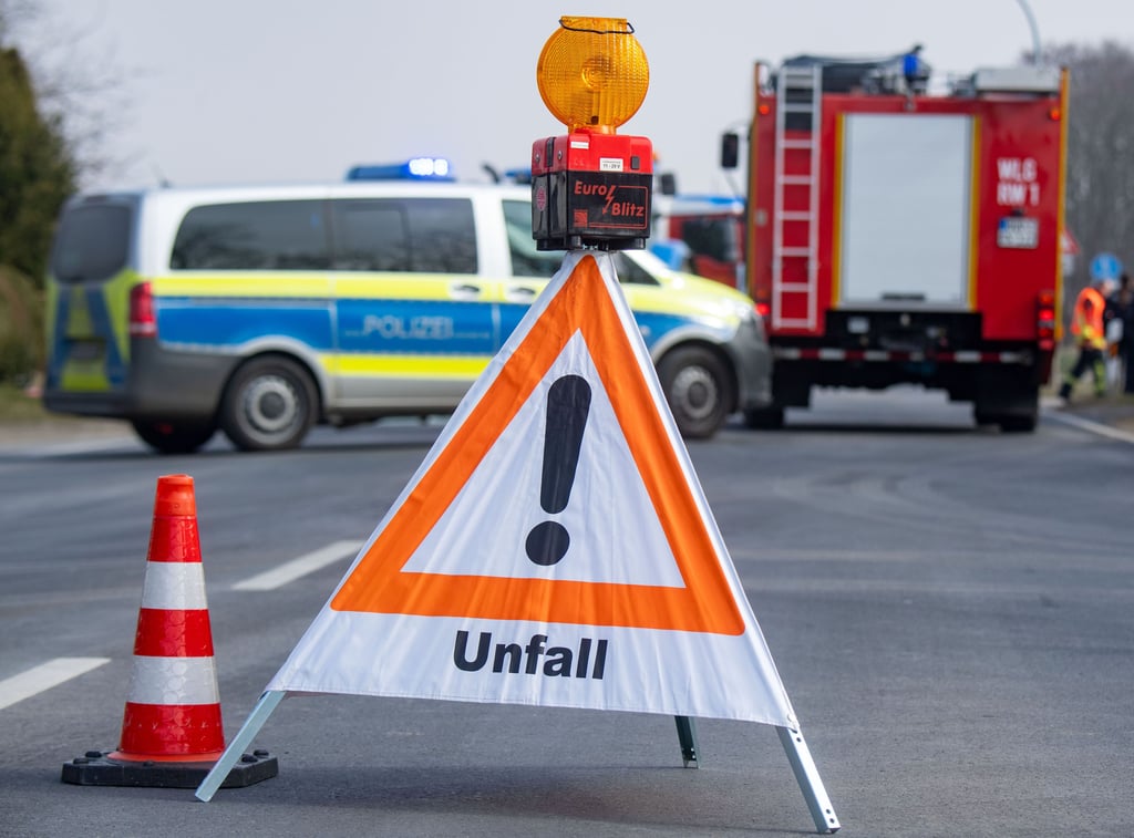 Fahrzeuge von Polizei und Feuerwehr an einer Unfallstelle.