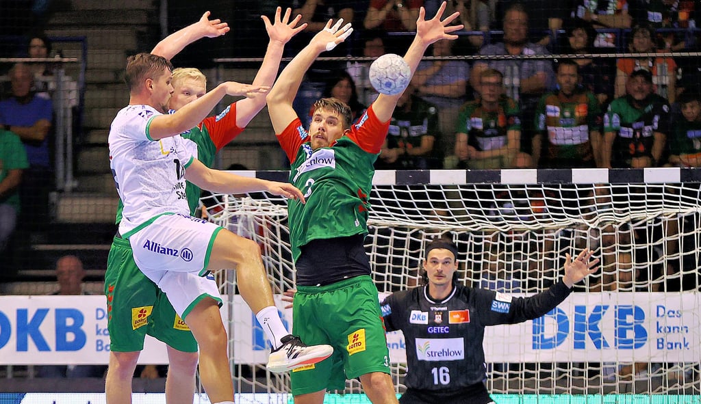 Während sich SCM-Torwart Jannick Green zwischen den Pfosten breit macht, blockt Piotr Chrapkowski zusammen mit Magnus Saugstrup im Spiel gegen den SC DHfK Leipzig gegen Flovro Jotic.