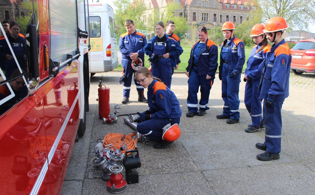 Einmal Gewicht schätzen bitte. Die Dreileber machten sich gemeinsam ans Werk und sortierten die Feuerwehrgerätschaften in Reihenfolge.