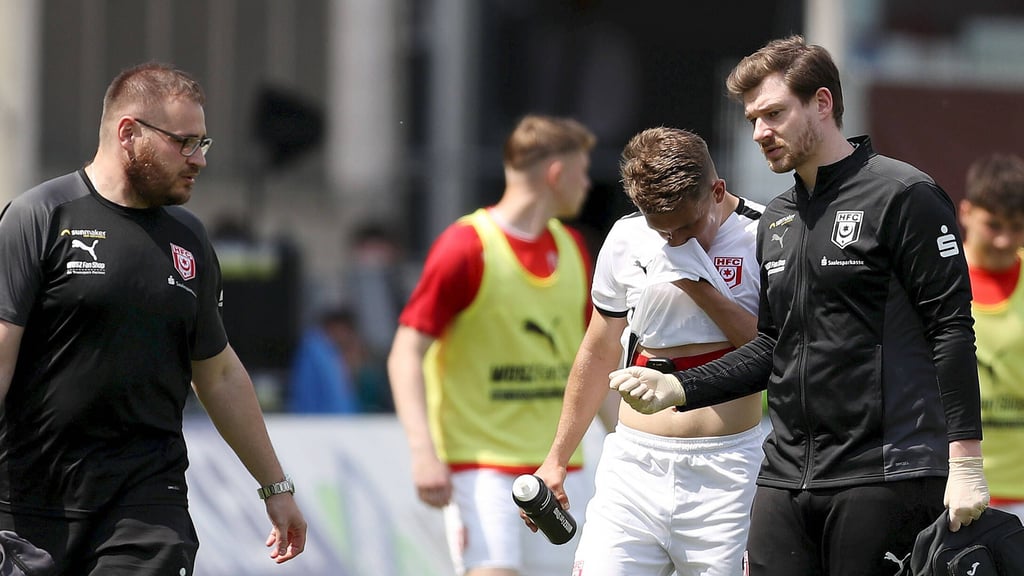 HFC-Profi Julian Guttau hatte sich im Spiel in Würzburg am Sprunggelenk verletzt.