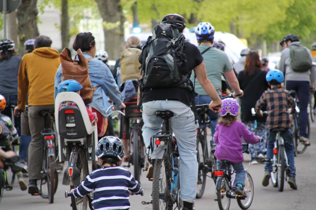 Bei der "Kidical Mass" in Halle demonstrieren Fahrradfahrer für mehr Sicherheit im Straßenverkehr.