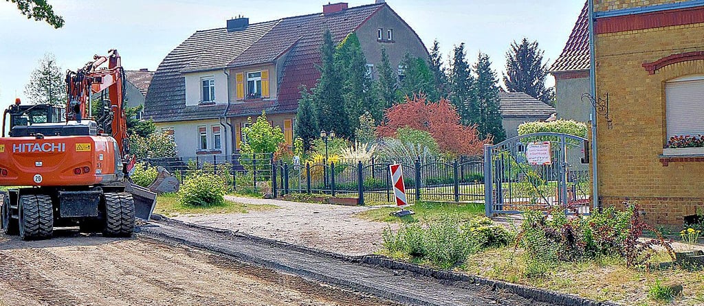 Die Straße vor dem Blumenhaus (rechts) ist weggerissen.