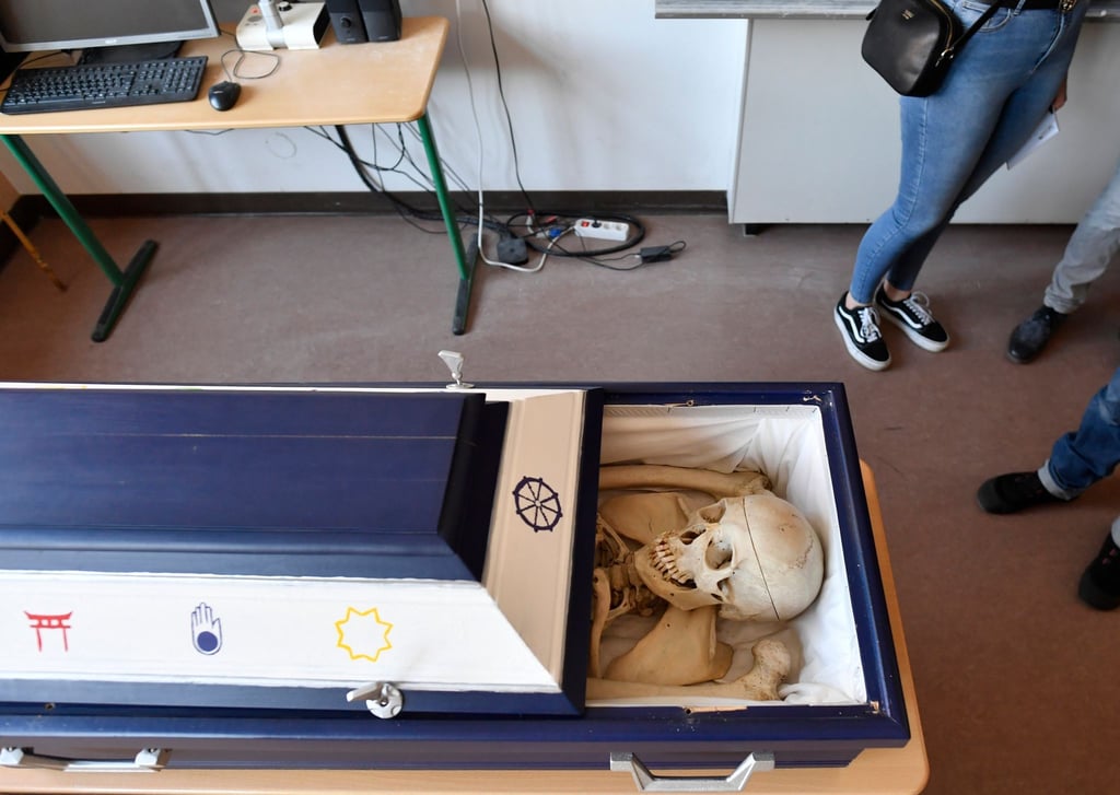 Der Sarg mit den Gebeinen des Schulskeletts in der Biologie-Klasse des Johannes-Sturmius-Gymnasiums.