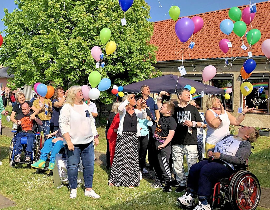 Der Wind stand günstig. Die Ballons mit den Jubiläumswünschen zogen schnell über die Einrichtung in Klostermansfeld hinweg.