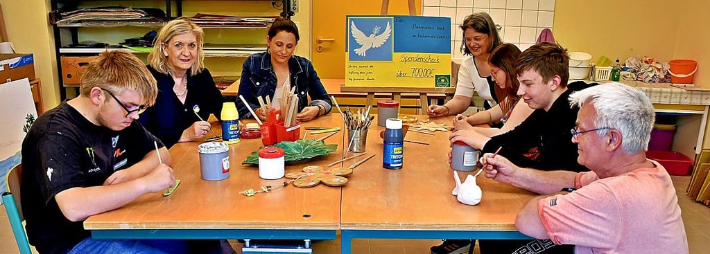Schule Am Heidetor Zerbst: Dennis Albrecht, Babette Markworth, Susan Sahit, Dagmar Kuhle, Pia Maruschke, Justin Lobe und Bernd Garbe (v.l.) in der Bastelwerkstatt der Schüler.